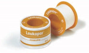 CEROTTO ADESIVO IPOALLERGENICO LEUKOPOR. SUPPORTO: TESSUTO NON TESSUTO BIANCO DI POLIESTERE E VISCOSA ADESIVO POLIACRILICO SENZA RESINE E GOMME NATURALI. 2,5X500CM MUTUABILE - Farmacia Bartoli