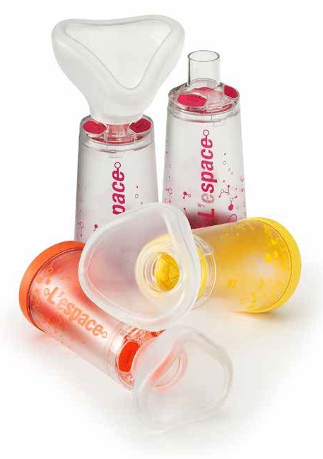 CAMERA DISTANZIATRICE PER EROGATORI SPRAY PREDOSATI L'ESPACE 220 ML PER ADULTI CON BOCCAGLIO VALVOLA INSPIRAZIONE 2 VALVOLE ESPIRAZIONE CODICE COLORE MAGENTA - Farmacia Bartoli